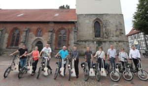 Die Teilnehmer der Radelaktion nehmen ihre E-Bikes in Empfang. Quelle: Florian Petrow